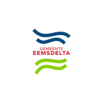 Logo gemeente Eemsdelta met rode tekst gemeente, blauwe tekst Eemsdelta en groene golflijn als SEO zoekterm voor lokale overheid