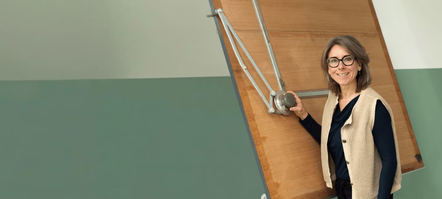 Annemarie Jager met penseel en palet bij ezel met leeg canvas Nieuwschierig naar wat ik voor jou kan betekenen
