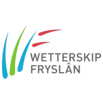 Logo van Wetterskip Frysl&acirc;n met golvende lijnen en rode quotes, gerelateerd aan waterbeheer en regionale zorg in Friesland