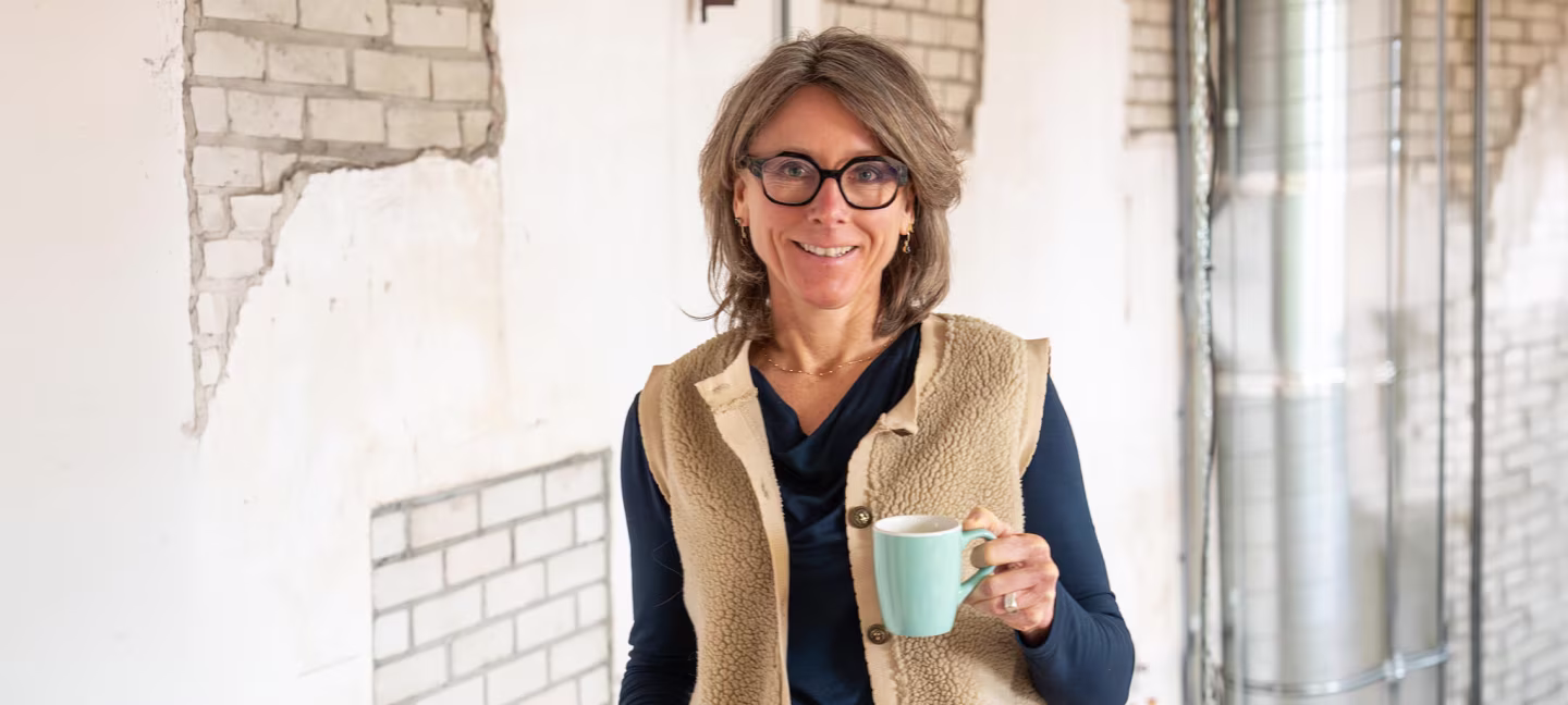 Annemarie Jager van Jager Betekent met mok begin each day with a grateful heart bij kennismaken en zakelijke illustraties in Deventer