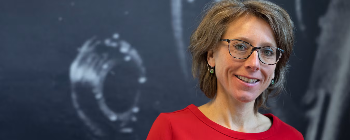 Annemarie Jager met glimlach en bril voor historische zwart-wit achtergrond, zakelijke illustraties Deventer