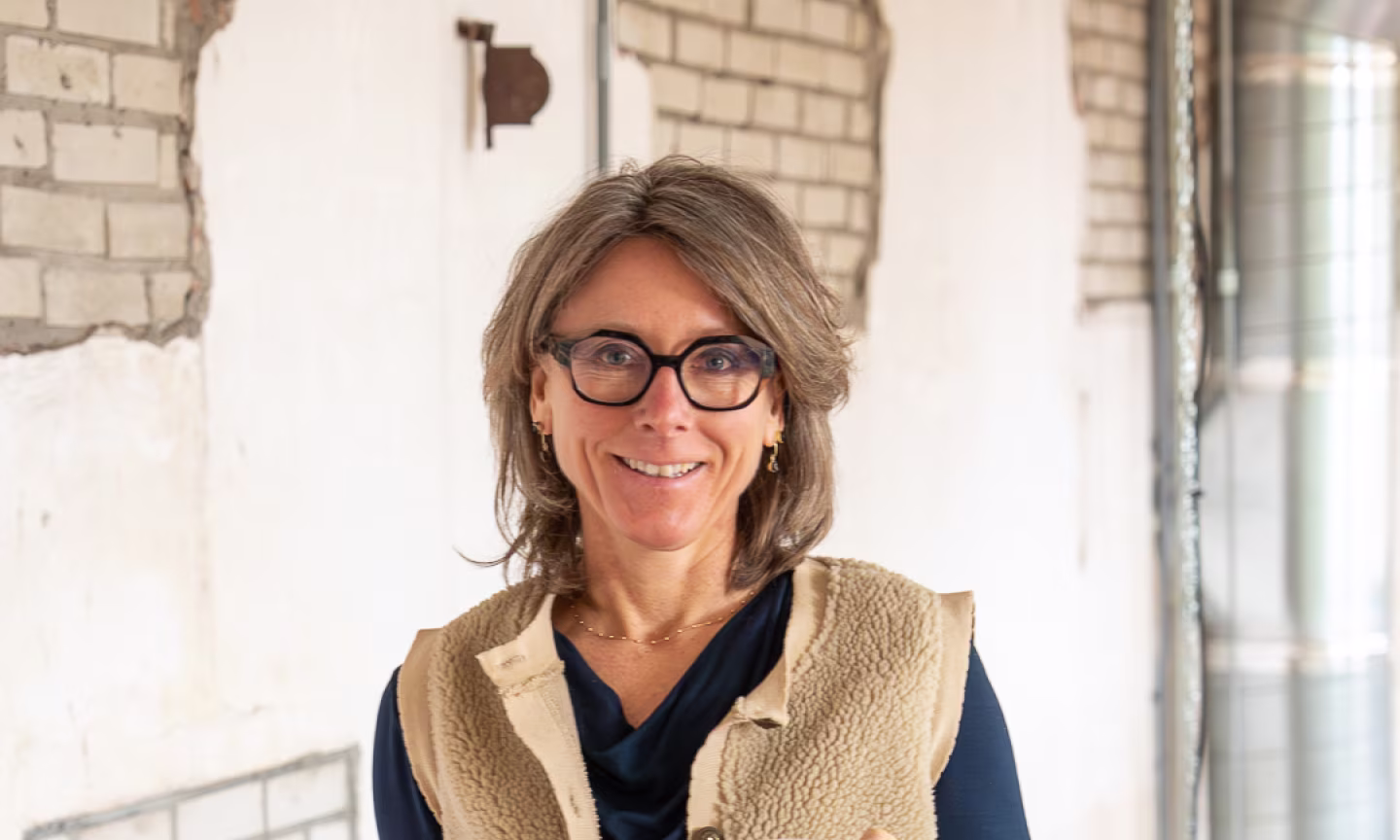 Annemarie Jager met koffiemok bij zakelijke illustraties voor overzicht en beweging in procesverbetering Deventer